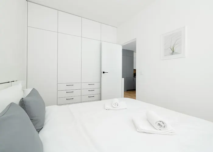 Elegance By Bookinghost